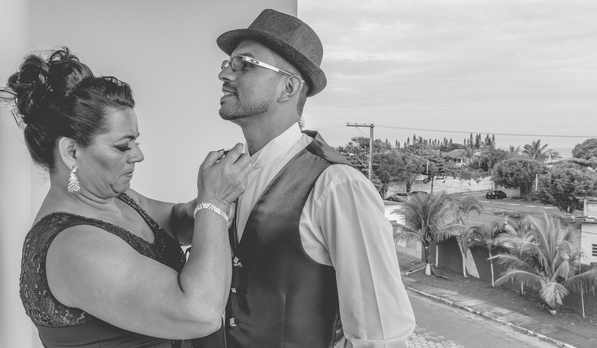 Mãe do noivo arrumando o colarinho da camisa - Making of do noivo - Itanhaém - Cia P&B Fotografia