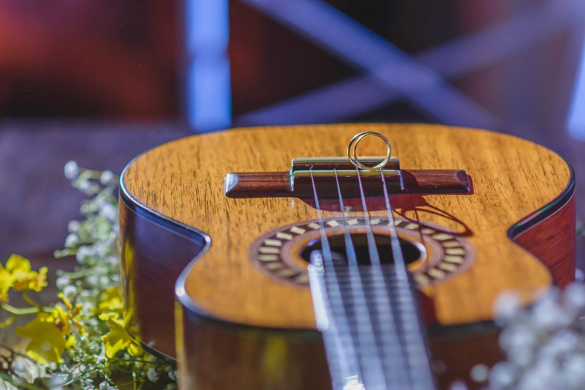 Alianças de noivado, ao lado do cavaco usado, durante apresentação da Escola de Samba União Imperial, no casamento de Bethânia e Aurélio, na cidade de Mongaguá