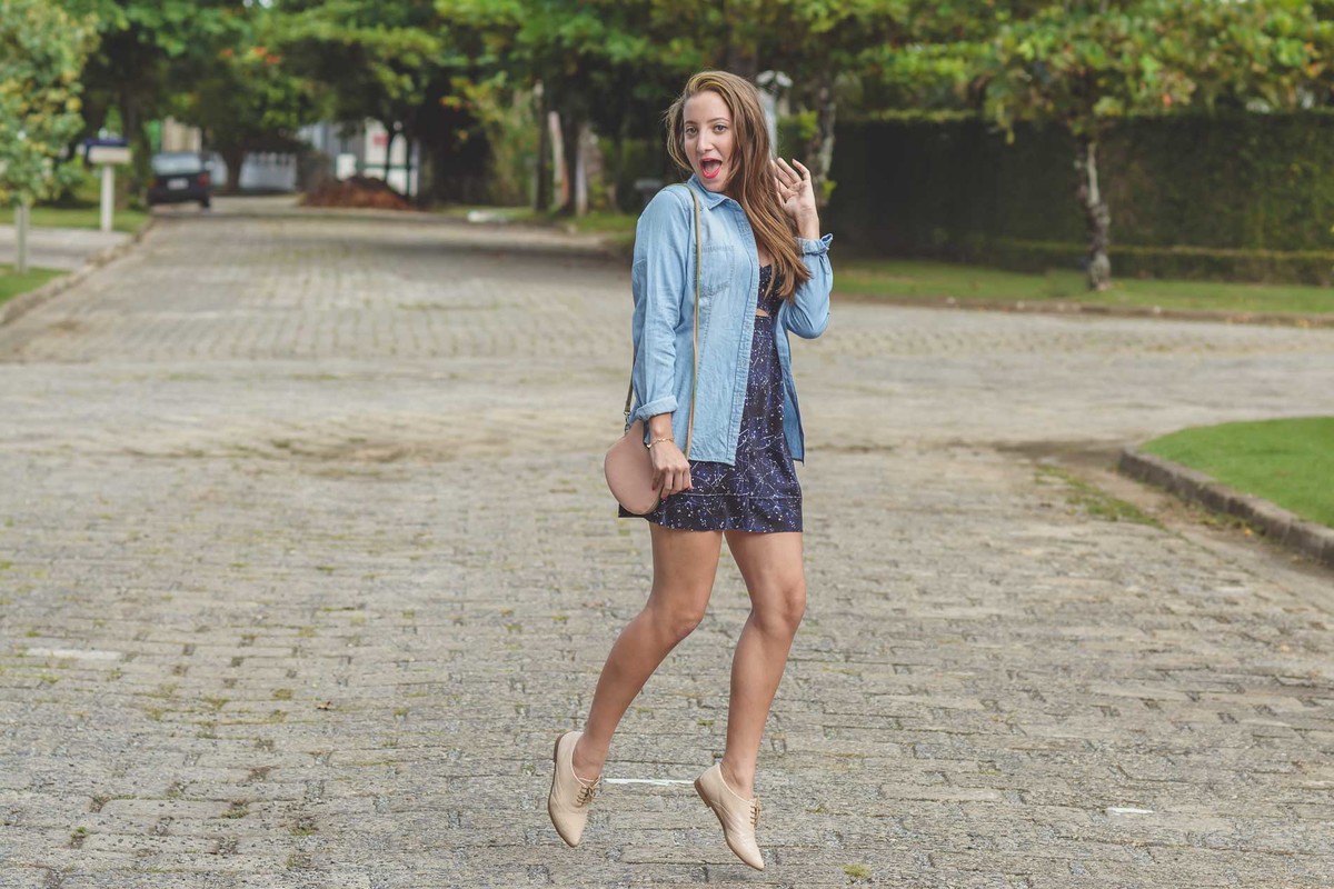 Fotografia da blogueira Fofuras da Ka de vestido pulando na rua durante o ensaio fotográfico em Itanhaém - Cia P&B - Fotografia 