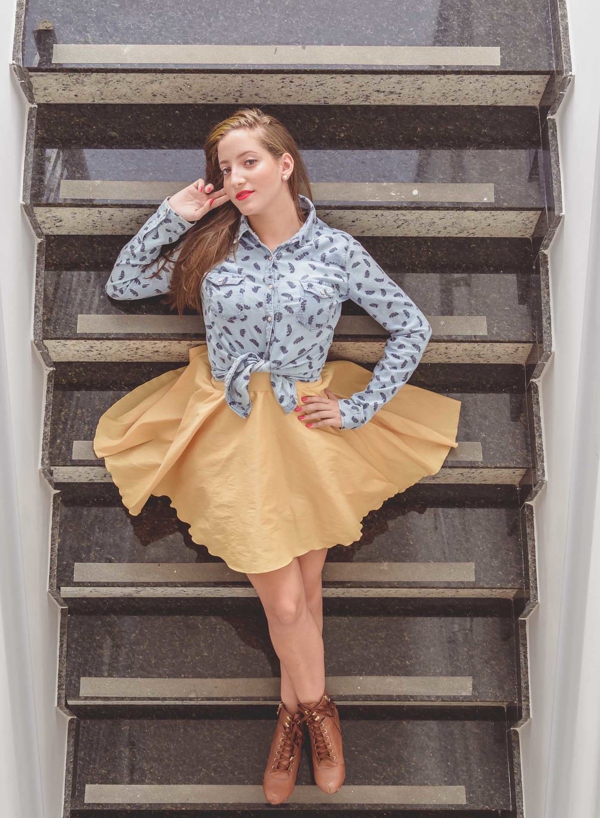 Foto da blogueira Fofuras da Ka na escada durante ensaio fotográfico em Itanhaém - Cia P&B - Fotografia 