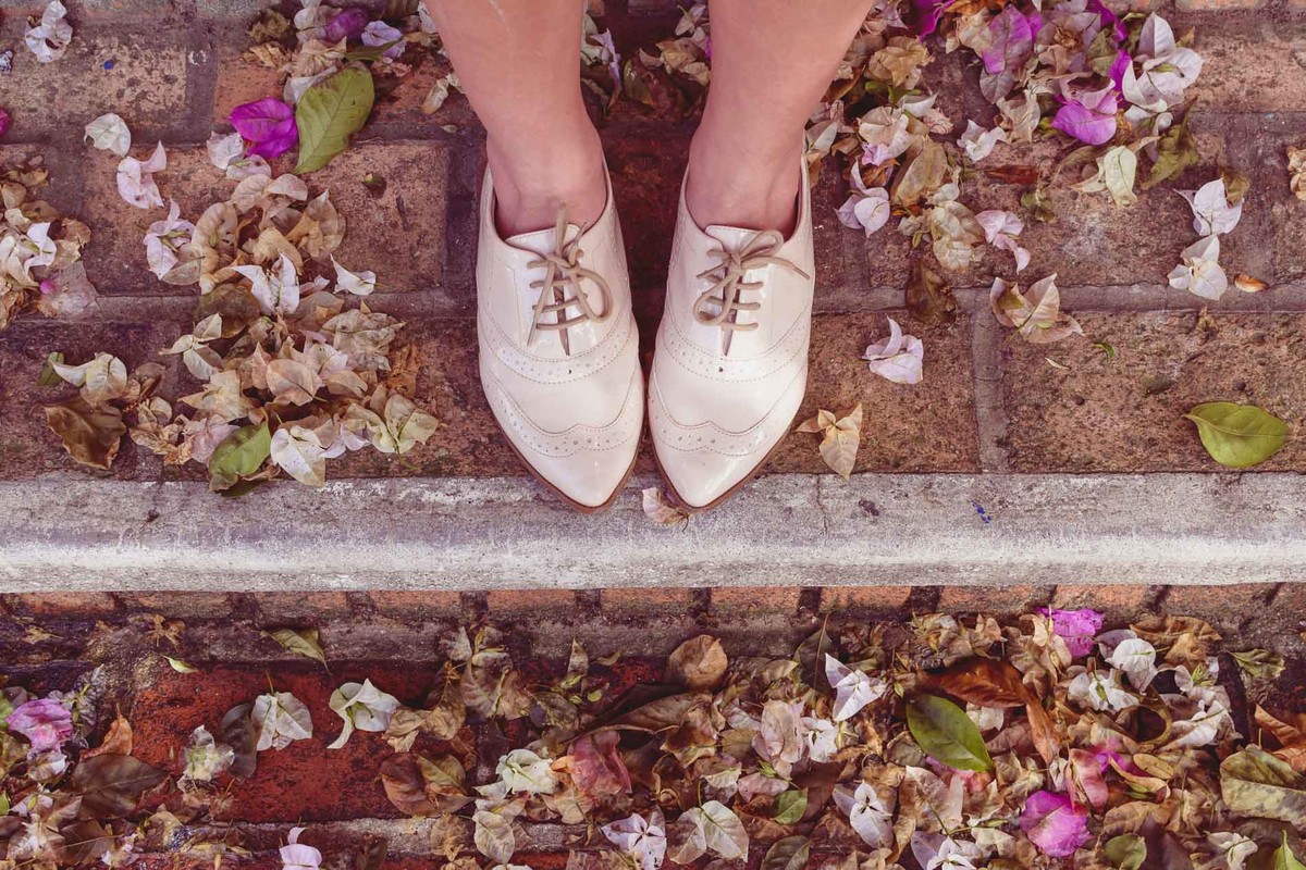 Fotografia de detalhe do sapato com flores no chão da blogueira Fofuras da Ka em Itanhaém - Cia P&B - Fotografia