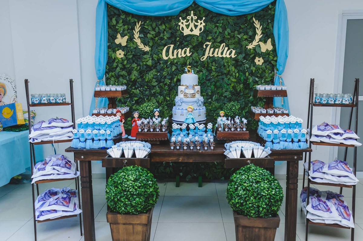 Fotografia da decoração da mesa da festa infantil com o tema Cinderela em São Paulo - Cia P&B - Fotografia