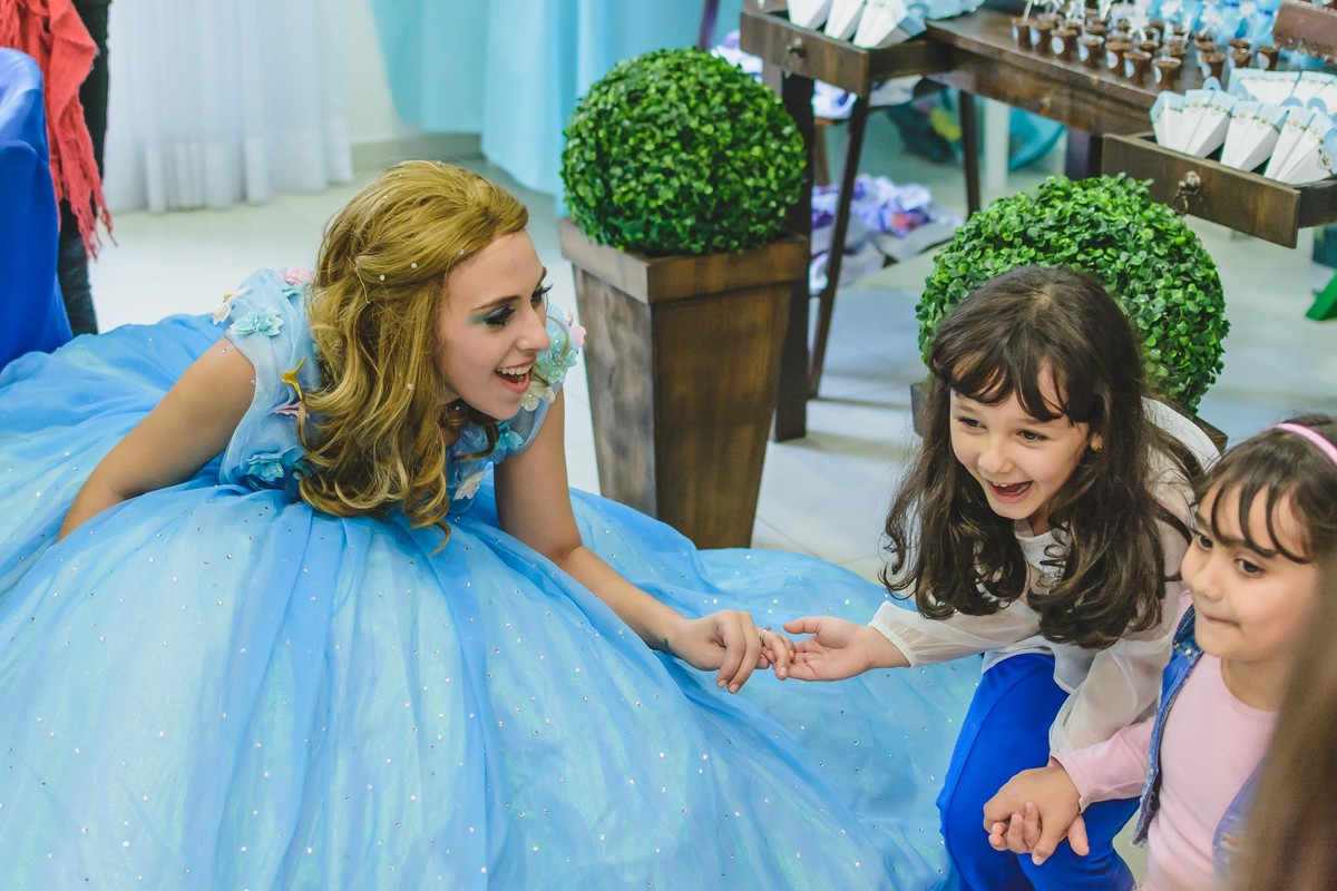 Fotografia da Ana Julia dançando com a Cinderela durante o aniversário infantil de 5 anos  em São Paulo - Cia P&B - Fotografia