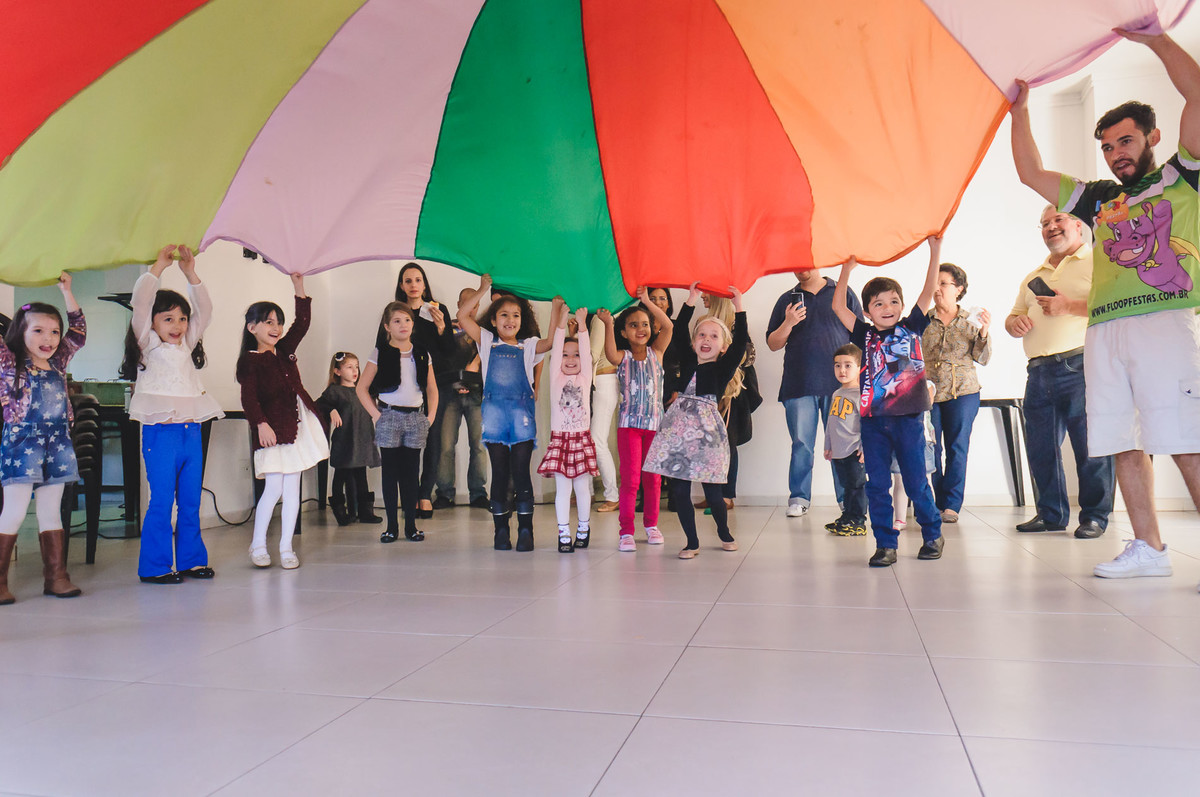 Fotografia das crianças brincando de esconder durante o aniversário infantil de 5 anos da Ana Julia em São Paulo - Cia P&B - Fotografia
