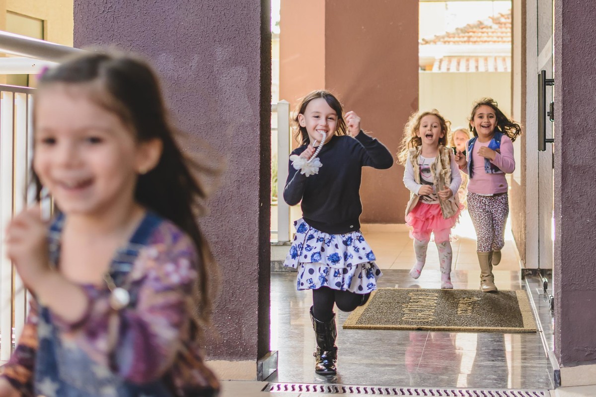 Fotografia das crianças correndo durante o aniversário infantil de 5 anos da Ana Julia em São Paulo - Cia P&B - Fotografia