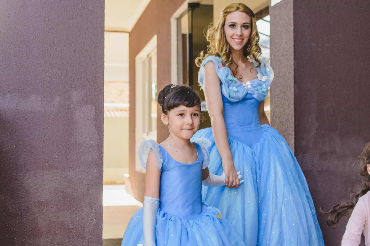 Fotografia alegria de aniversariante Ana Julia saindo para seu aniversário, vestida e ao lado da Cinderela, na cidade de São Paulo - Cia P&B - Fotografia