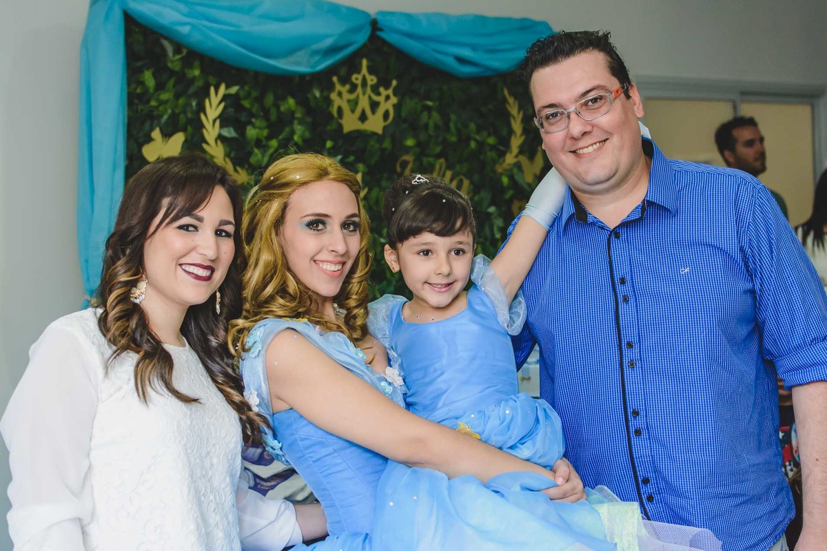 Fotografia da Ana Julia com a Cinderela e seus pais sorrindo durante sua festa de aniversário em São Paulo - Cia P&B -Fotografia