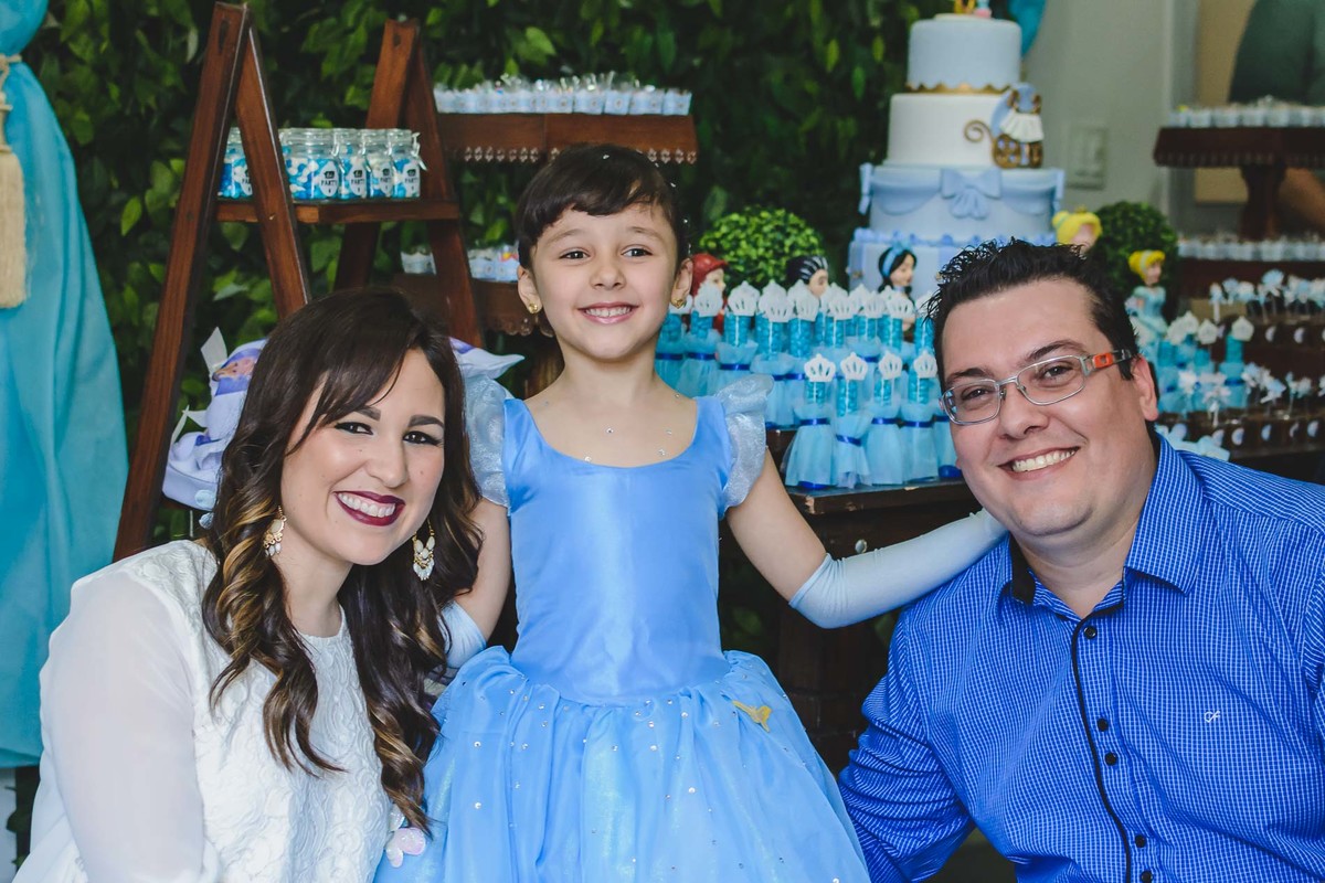 Fotografia da Ana Julia com seus pais sorrindo durante a sua festa de aniversário em São Paulo - Cia P&B - Fotografia
