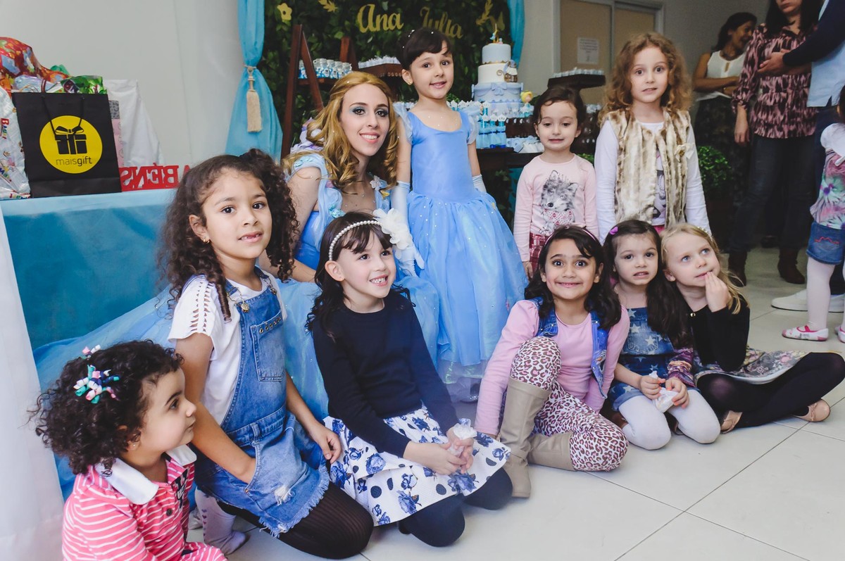 Fotografia da Ana Julia com suas amiguinhas e a Cinderela durante a sua festa de aniversário infantil em São Paulo - Cia P&B - Fotografia 