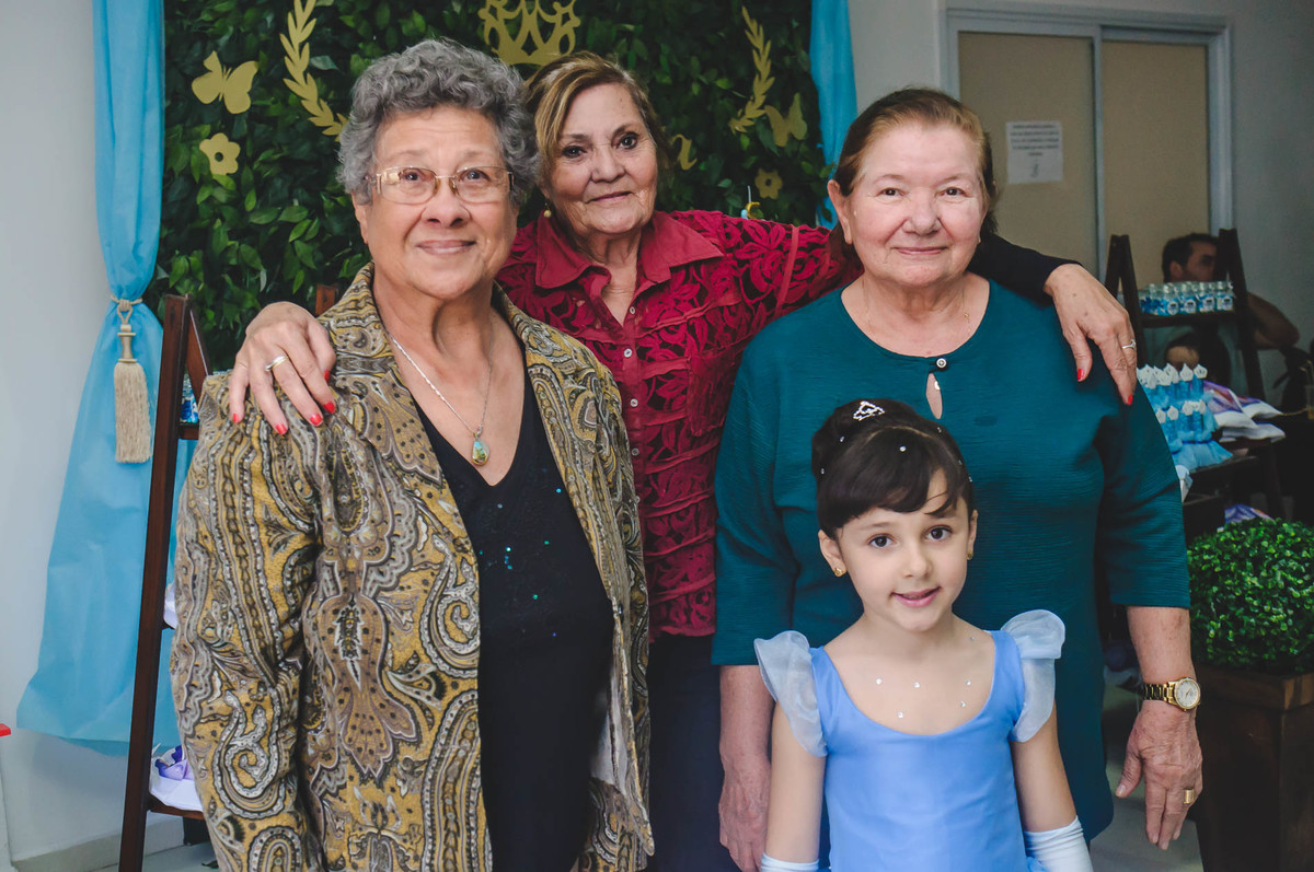 Fotografia das avós com a Ana Julia durante sua festa de aniversário em São Paulo - Cia P&B - Fotografia 