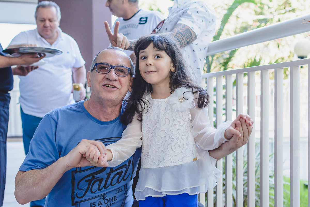 Fotografia da aniversariante com o avô na festa infantil de 5 anos em São Paulo - Cia P&B - Fotografia
