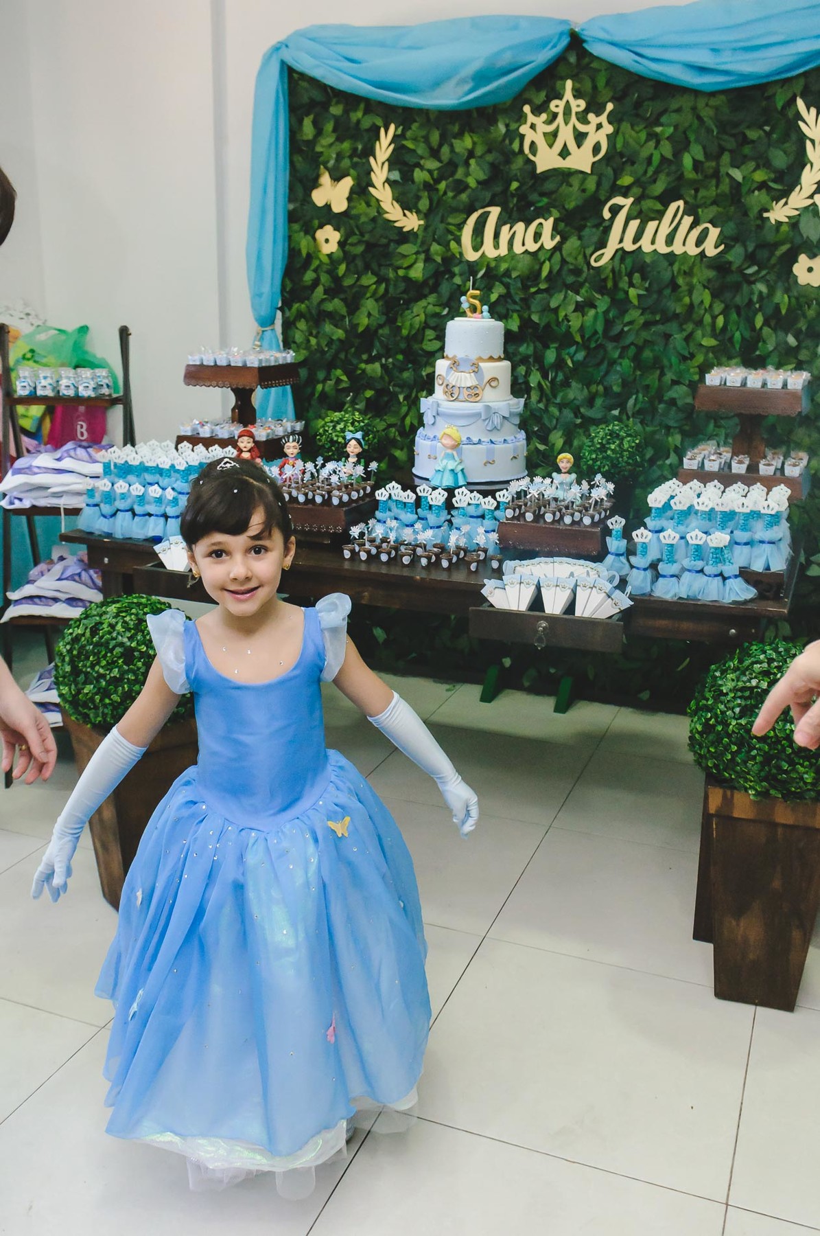 Fotografia da Ana Julia vestida igual a Cinderela na sua festa de aniversário de 5 anos em São Paulo - Cia P&B - Fotografia 