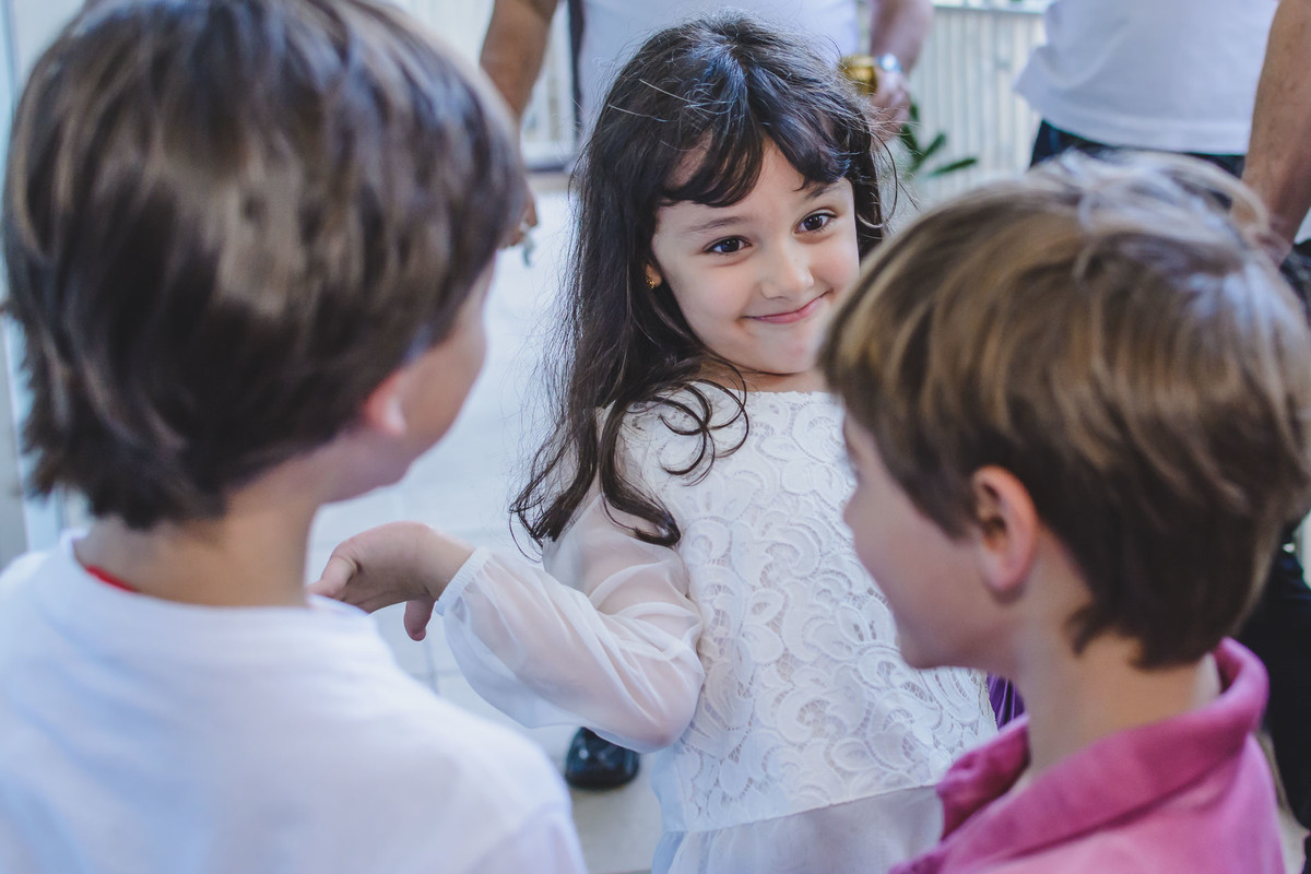 Fotografia da aniversariante com os amiguinhos durante a festa infantil de 5 anos em São Paulo - Cia P&B - Fotografia