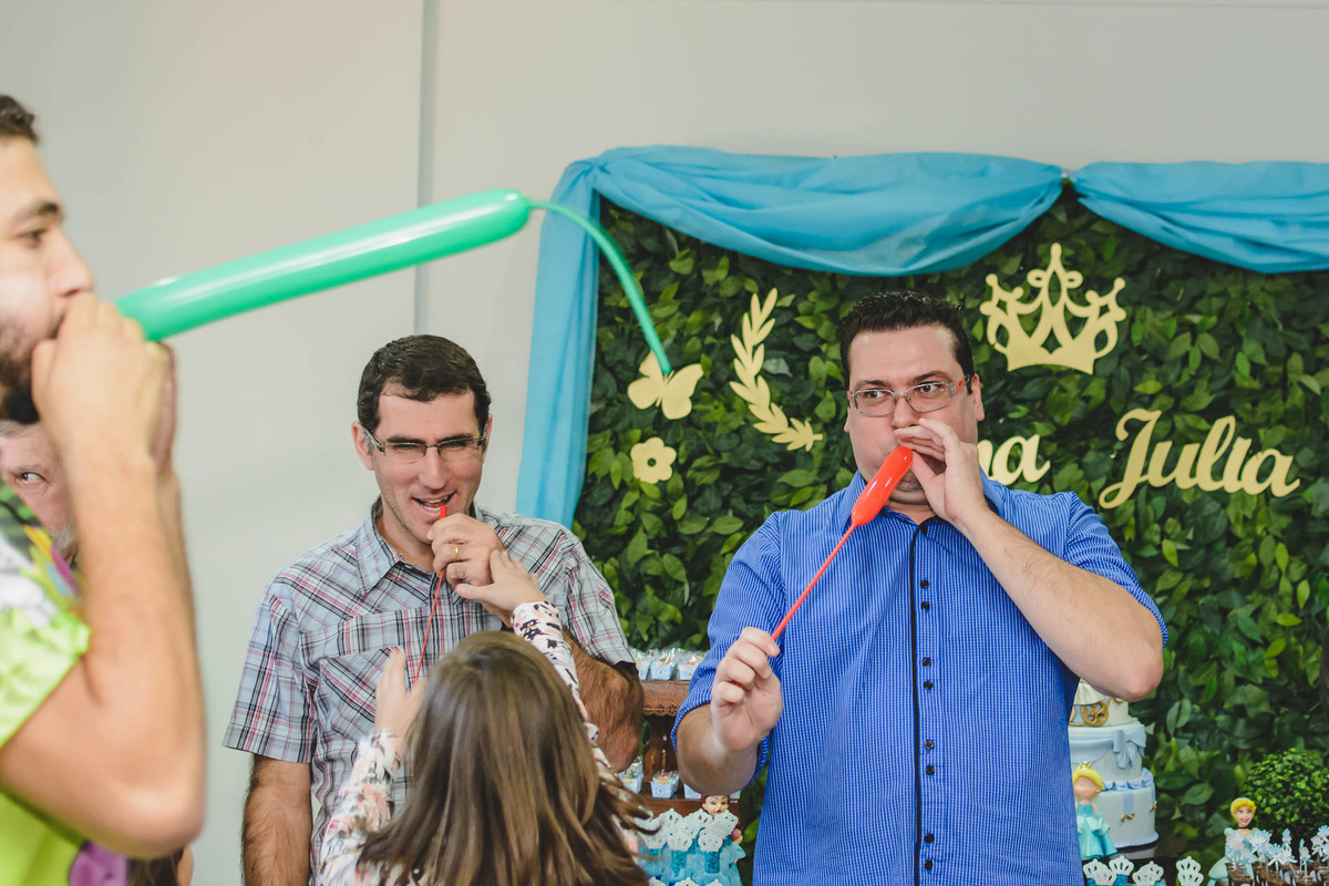 Fotografia dos pais enchendo balões durante a festa de aniversário de 5 anos da Ana Julia em São Paulo - Cia P&B - Fotografia 