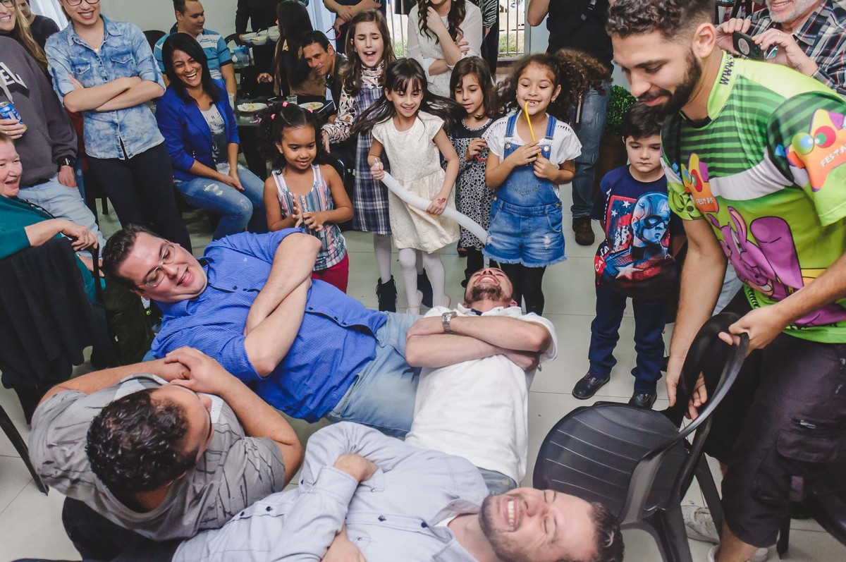 Fotografia dos pais brincando durante a festa de aniversário de 5 anos em São Paulo - Cia P&B - Fotografia 