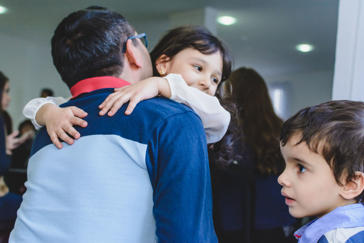 Fotografia do abraço da aniversariante em um convidado durante a festa infantil de 5 anos em São Paulo - Cia P&B - Fotografia