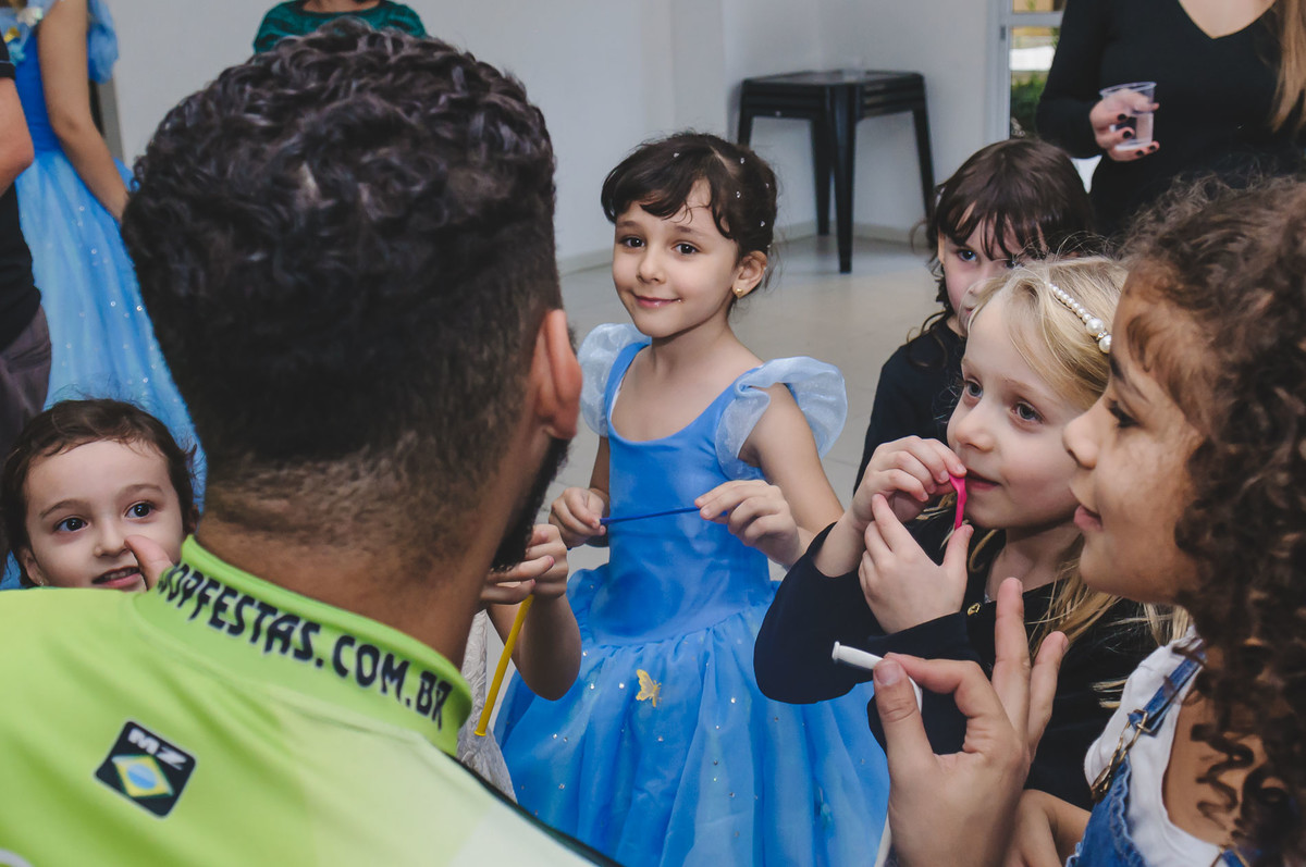 Fotografia da Ana Julia com as amiguinhas rindo e brincando durante a festa de aniversário de 5 anos em São Paulo - Cia P&B -Fotografia