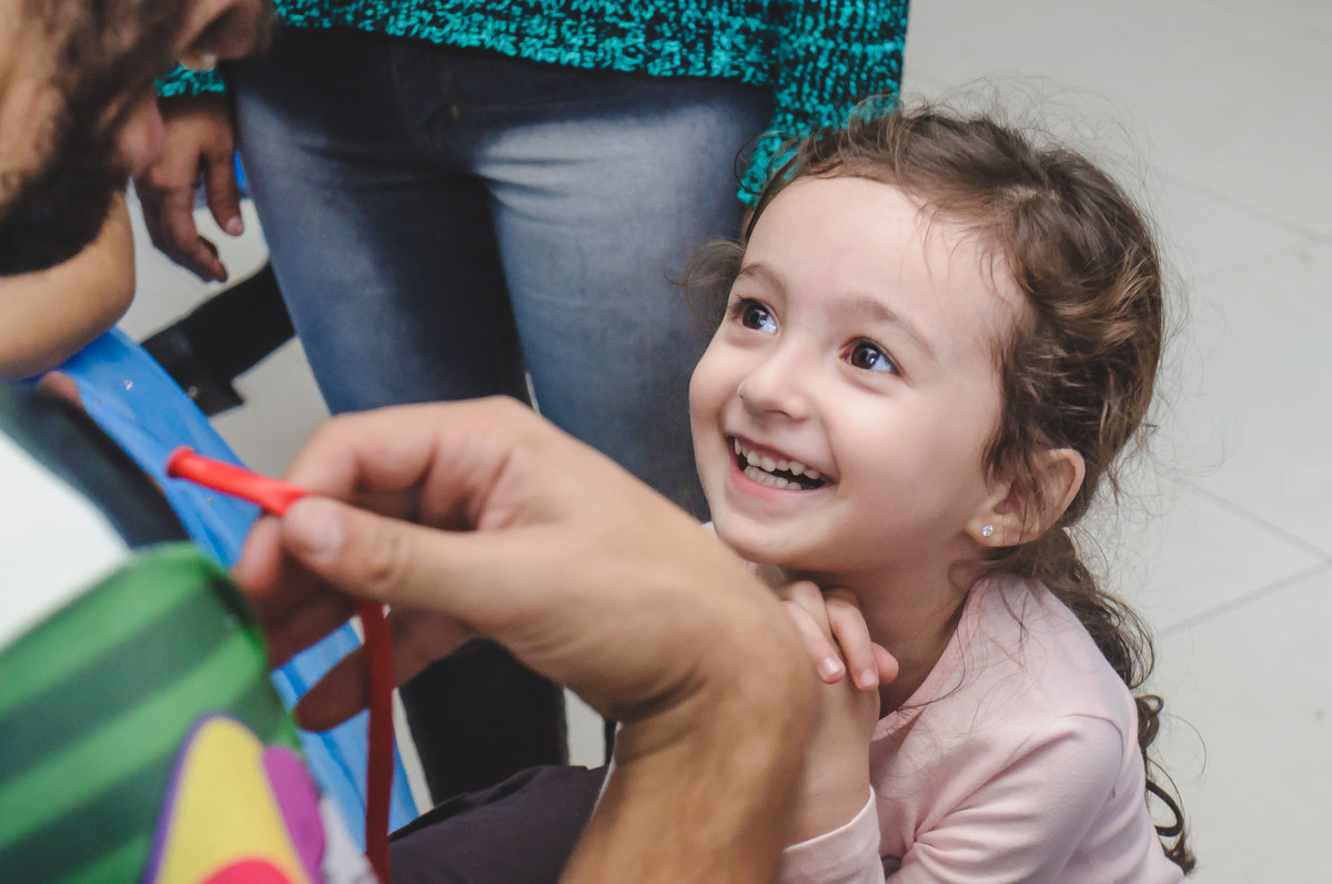 Fotografia de uma menininha sorrindo no aniversário infantil da Ana Julia  em São Paulo - Cia P&B - Fotografia