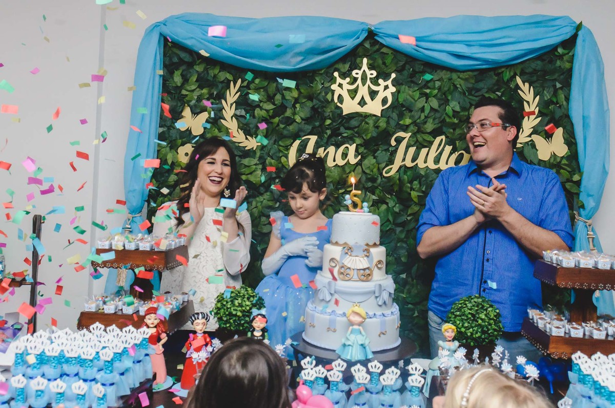 Fotografia do parabéns durante a festa de aniversário da Ana Julia em São Paulo na mesa do bolo - Cia P&B - Fotografia 