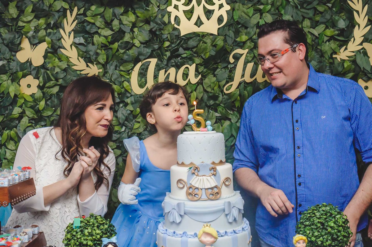 Fotografia da Ana Julia soprando a vela com seis pais durante a festa de aniversário em São Paulo - Cia P&B - Fotografia