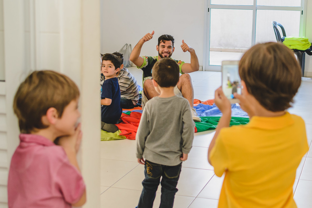 Fotografia do das crianças indo brincar durante a festa infantil de 5 anos em São Paulo - Cia P&B - Fotografia