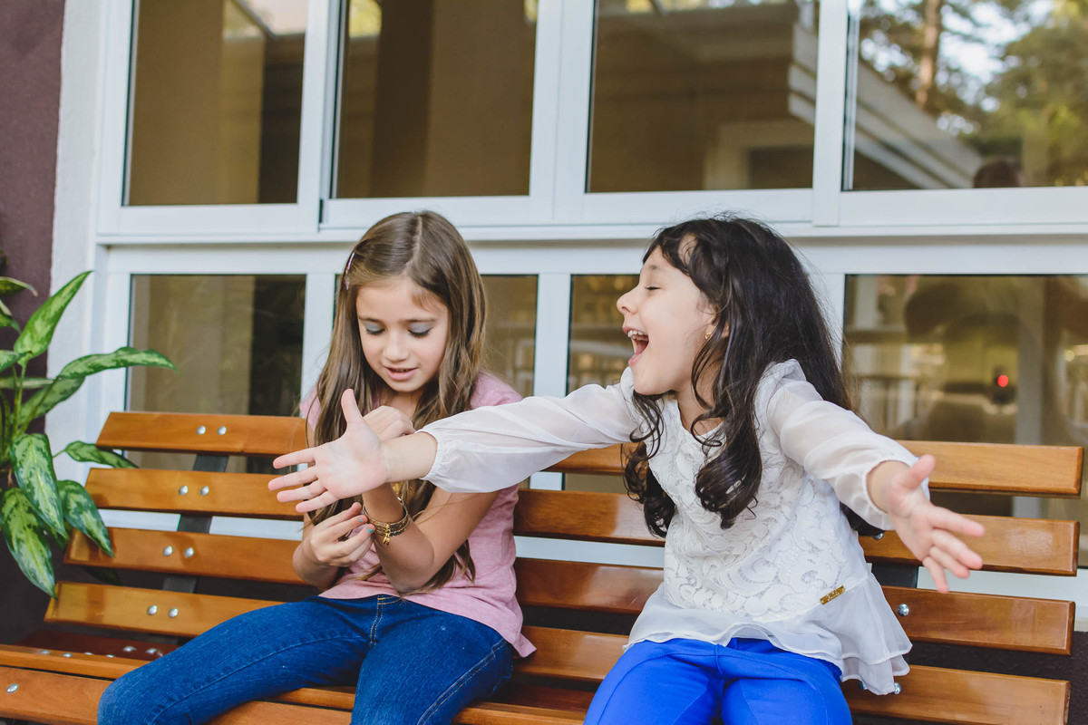 Fotografia da Ana Julia com a amiguinha durante a festa infantil de 5 anos em São Paulo -  Cia P&B - Fotografia