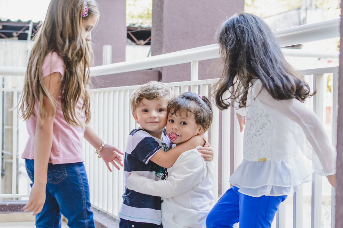 Fotografia dos amiguinhos da Ana Julia se abraçando durante a festa infantil de 5 anos em São Paulo - Cia P&B - Fotografia