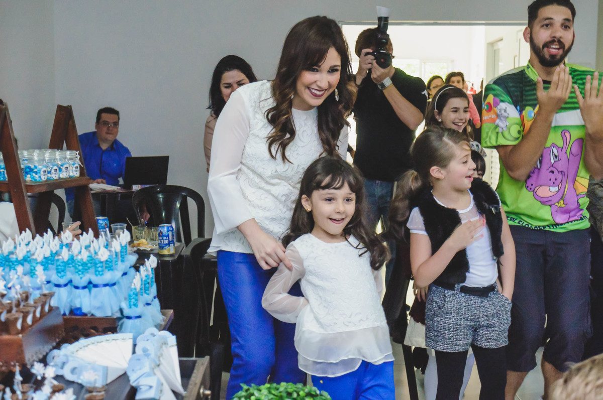 Fotografia da surpresa que a Ana Julia teve quando viu a Cinderela chegar na sua festa infantil de 5 anos em São Paulo - Cia P&B - Fotografia