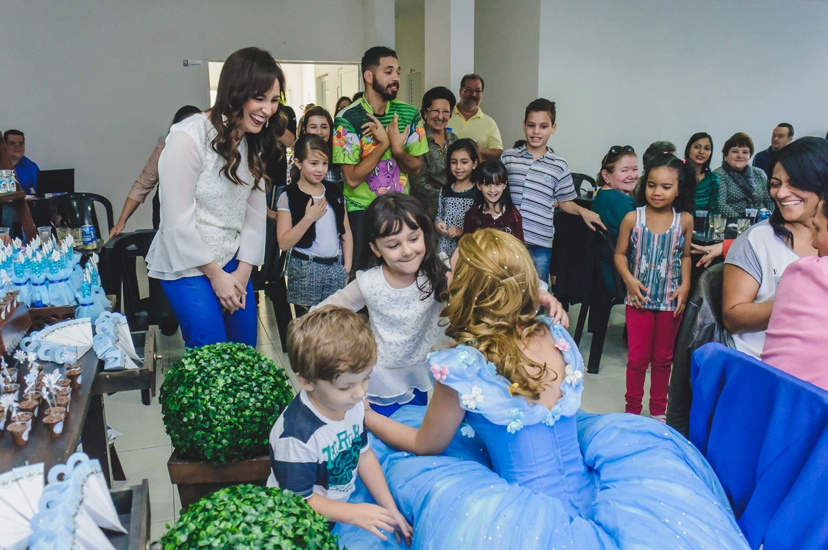 Fotografia da Ana Julia indo abraçar a Cinderela durante o  aniversário infantil de 5 anos em São Paulo - Cia P&B - Fotografia