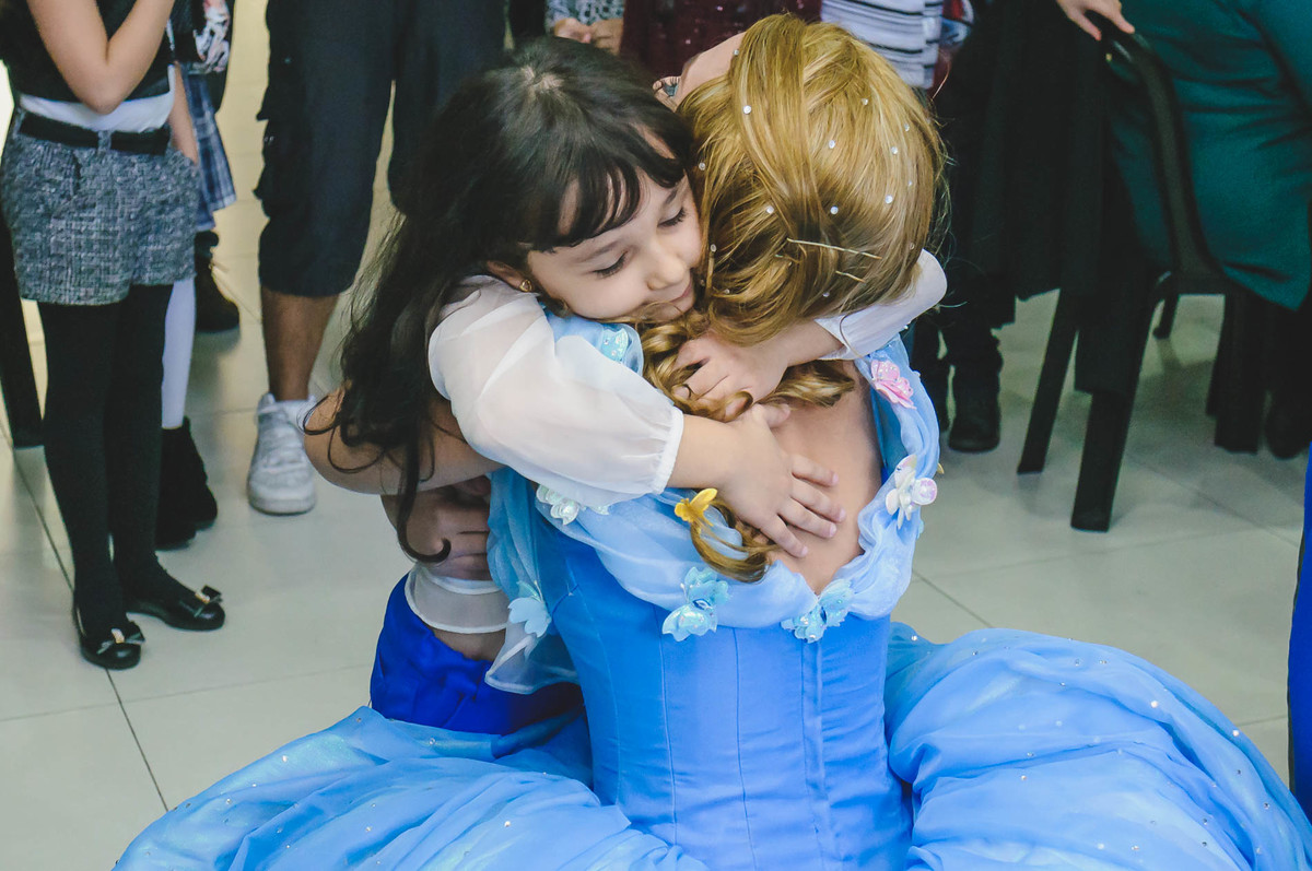 Fotografia da festa infantil de 5 anos da Ana Julia, momento em que aparece a Cinderela durante sua festa, na cidade de São Paulo - Cia P&B - Fotografia