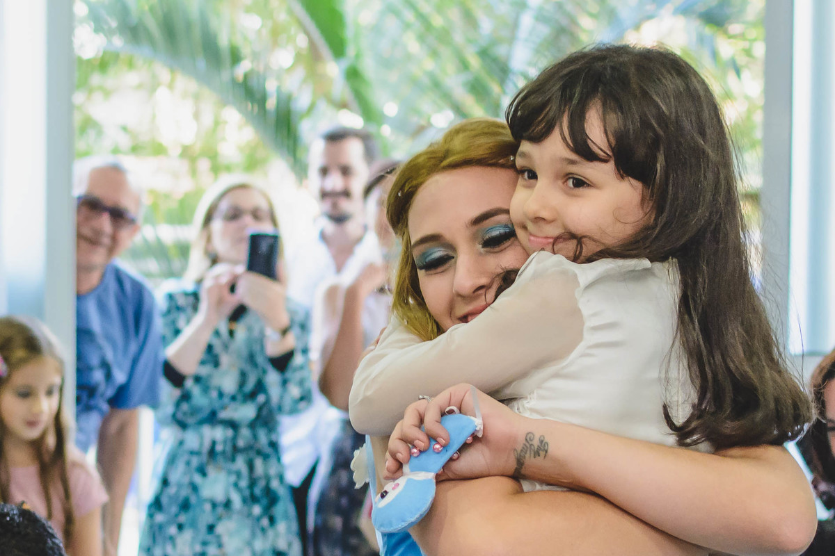Fotografia da Ana Julia abraçando a Cinderela durante sua festa infantil de 5 anos em São Paulo - Cia P&B -Fotografia