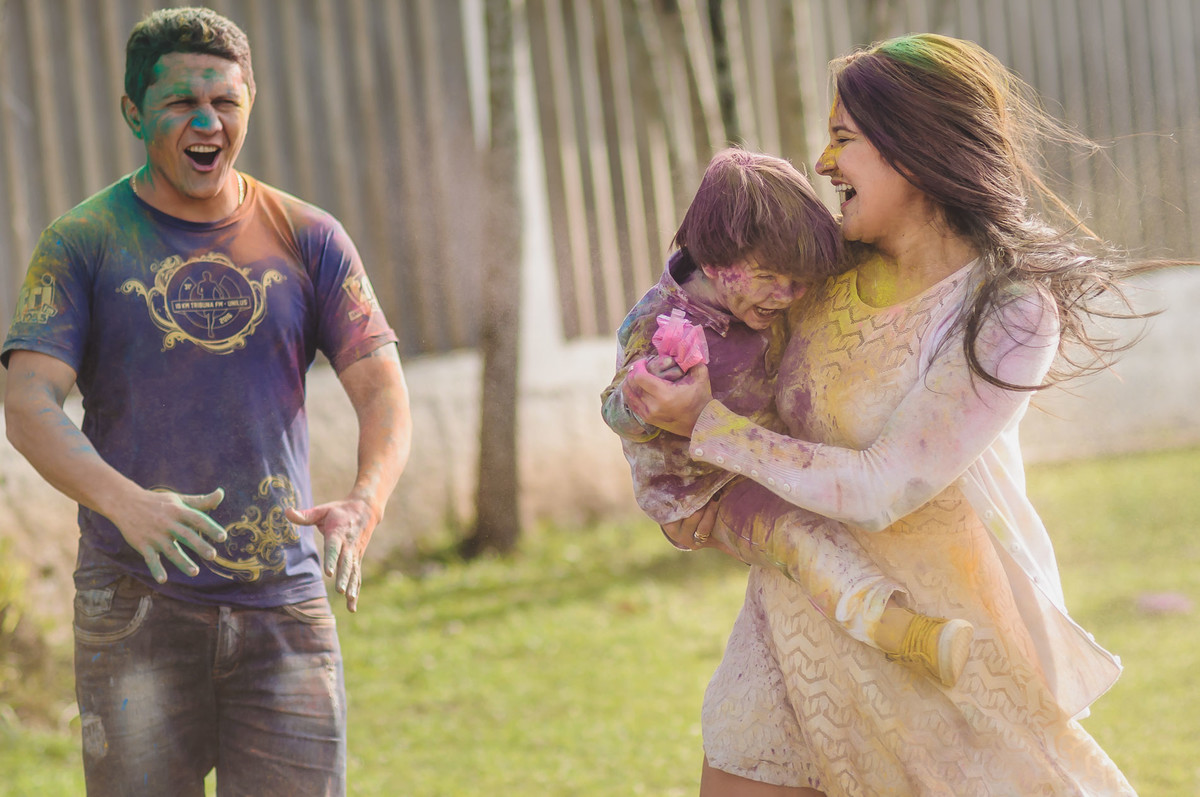 Fotografia da madrinha abraçando o Enzo durante durante o ensaio infantil paint em Mongaguá - Cia P&B - Fotografia   