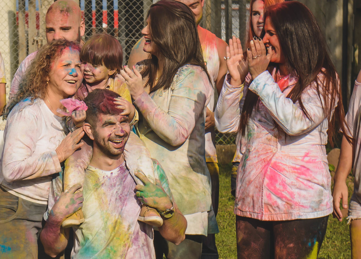 Fotografia da família cantando parabéns para o Enzo no final do ensaio infantil paint em Mongaguá - Cia P&B -Fotografia 