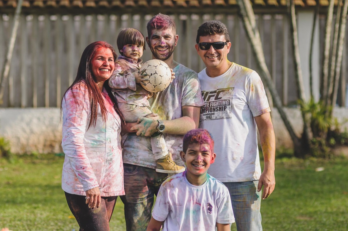 Fotografia do Enzo com os avós paternos durante o ensaio infantil paint em Mongaguá - Cia P&B - Fotografia 