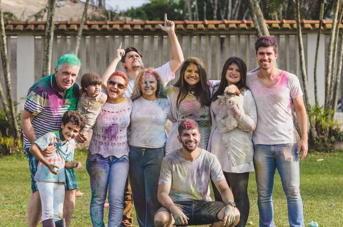 Fotografia do Enzo com os avós maternos durante o ensaio infantil paint em Mongaguá - Cia P&B -Fotografia 