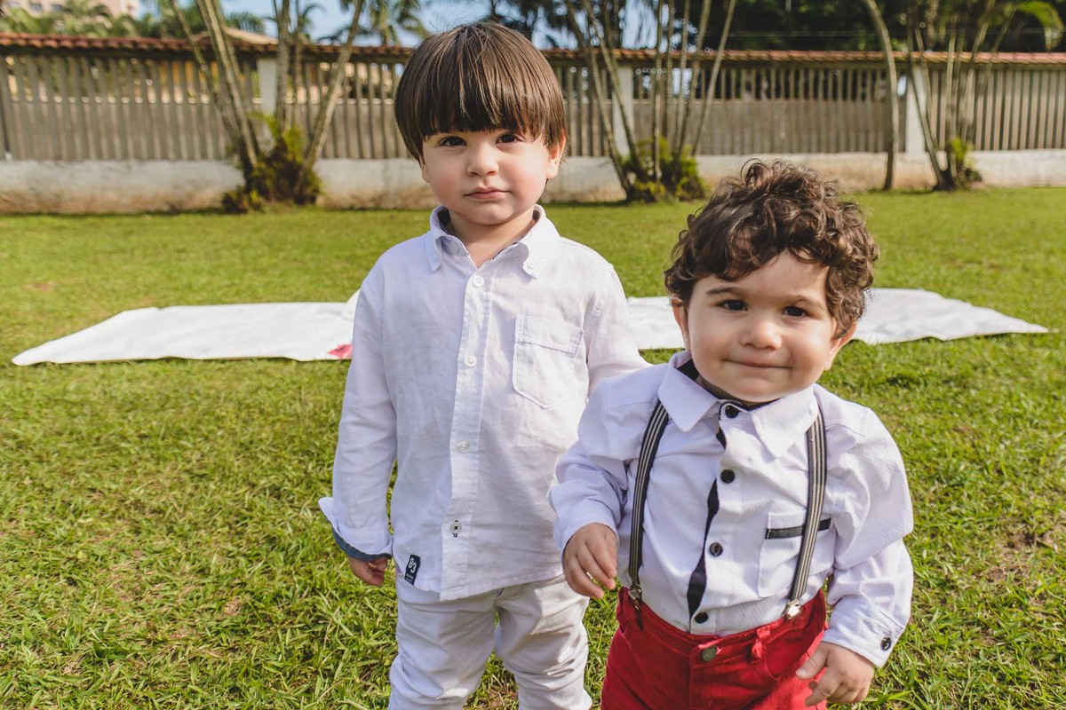 Foto do Enzo com seu amiguinho durante ensaio infantil em Mongaguá - Cia P&B - Fotografia