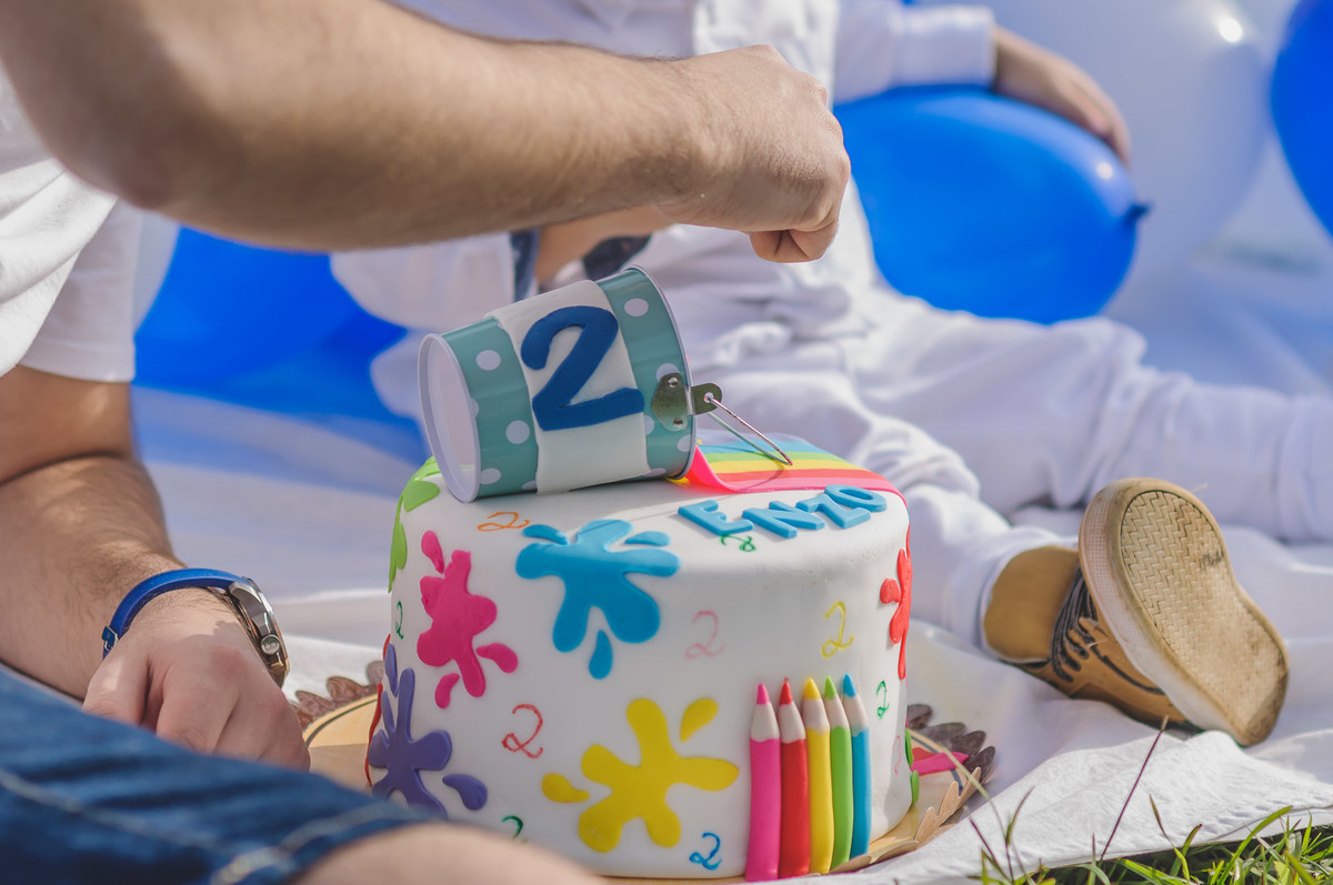 Foto do bolo para o ensaio infantil paint do Enzo em Mongaguá - Cia P&B - Fotografia