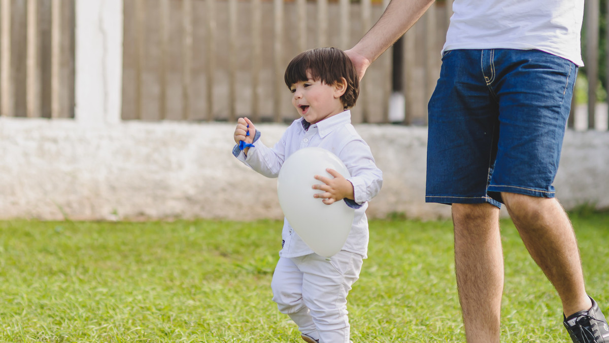 Foto do Enzo durante seu ensaio infantil em Mongaguá - Cia P&B - Fotografia 