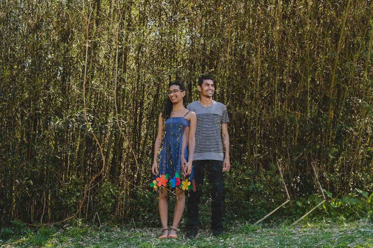 Foto dos Dupla exposição dos noivos de mãos dadas com muro natural de folhagens e árvores ao fundo no Parque Tanguá no ensaio pré wedding - Curitiba - fotografia Cia P&B Produções 