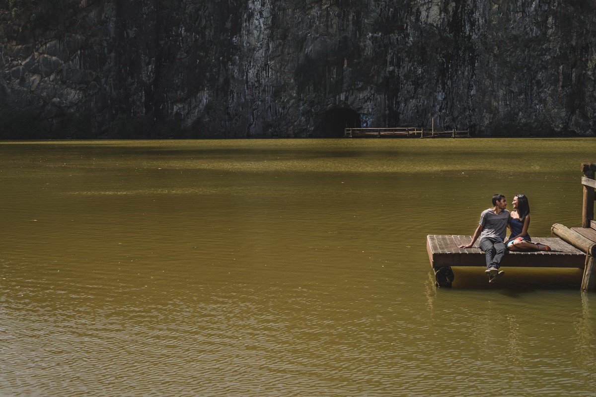 Foto dos Noivos sentados no trapiche de madeira na beira do lago no ensaio pré wedding Parque Tanguá - Curitiba - fotografia Cia P&B Produções 
