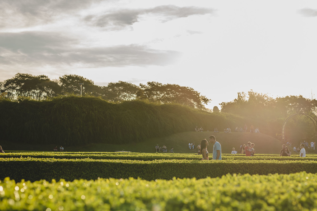 Foto dos Noivos se olhando de perto no jardim francês com sol no ensaio pré wedding - Jardim Botânico - Curitiba - fotografia Cia P&B Produções 