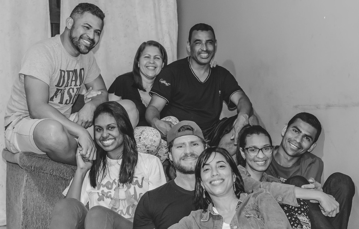 Foto da família e do casal na casa deles em São José dos Pinhais - PR - ensaio pré wedding - fotografia Cia P&B Produções 