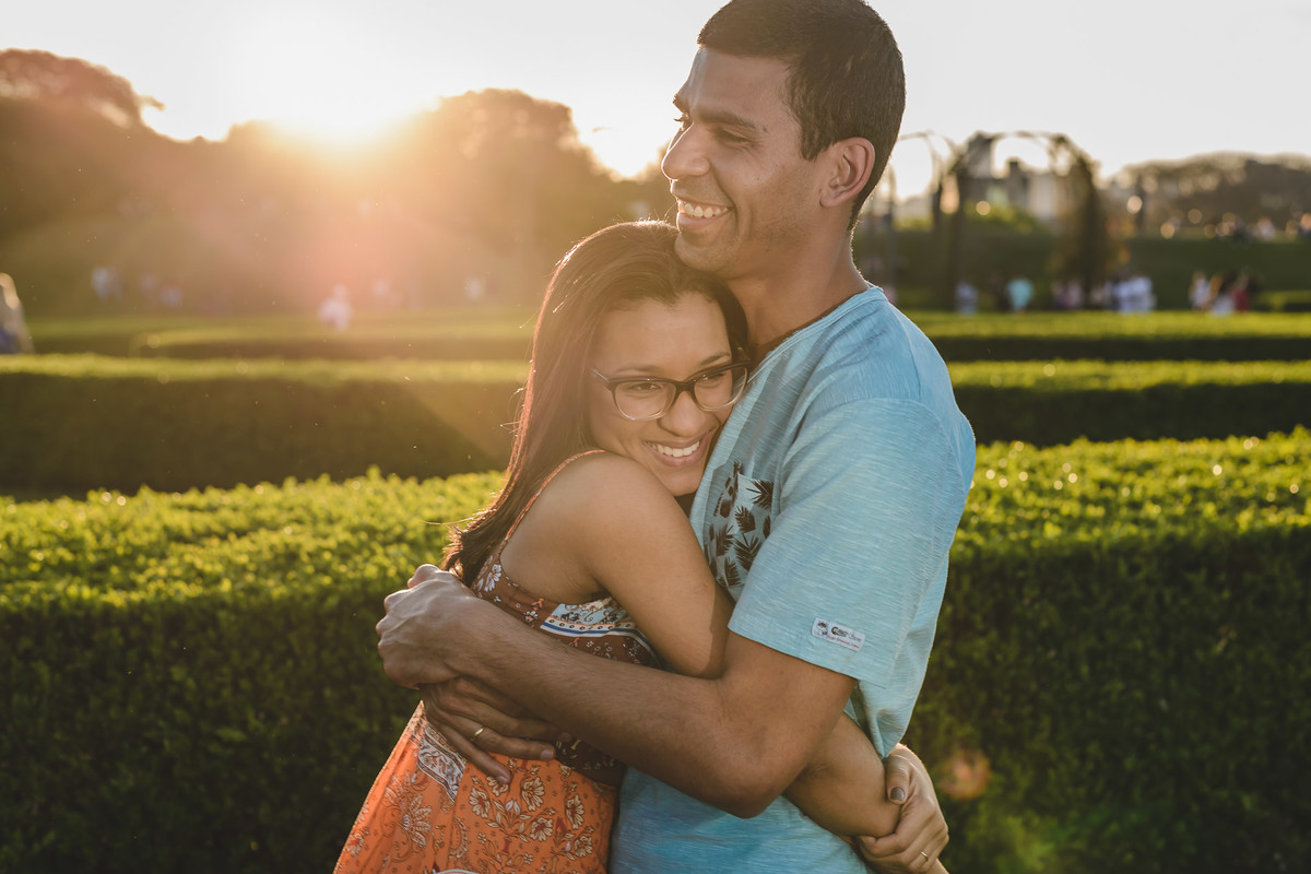 Foto dos Noivos se abraçando e sorrindo no jardim francês no ensaio pré wedding - Jardim Botânico - Curitiba - fotografia Cia P&B Produções 