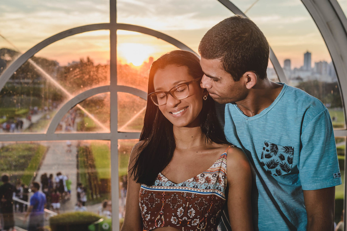 Foto da noiva de olhos fechados sentindo o carinho do noivo dentro da estufa principal com o pôr do sol ao fundo - Jardim Botânico - Curitiba - fotografia Cia P&B Produções 