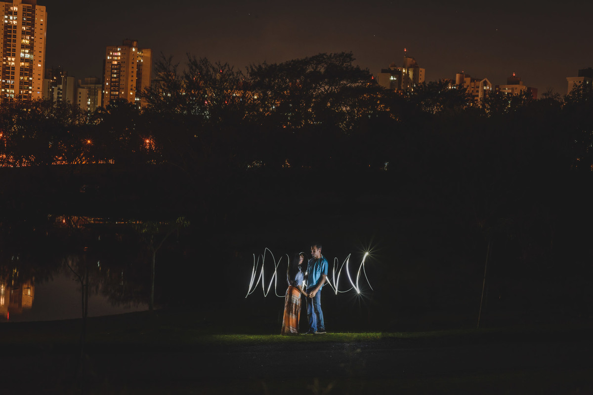 Foto com efeito Ligth paint com os noivos de mãos dadas no ensaio pré wedding - Jardim Botânico - Curitiba - fotografia Cia P&B Produções 