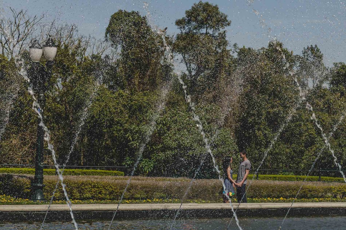 Foto dos Noivos de mãos dadas se olhando entre os chafariz do jardim do Parque Tanguá no ensaio pré wedding - Curitiba - fotografia Cia P&B Produções 