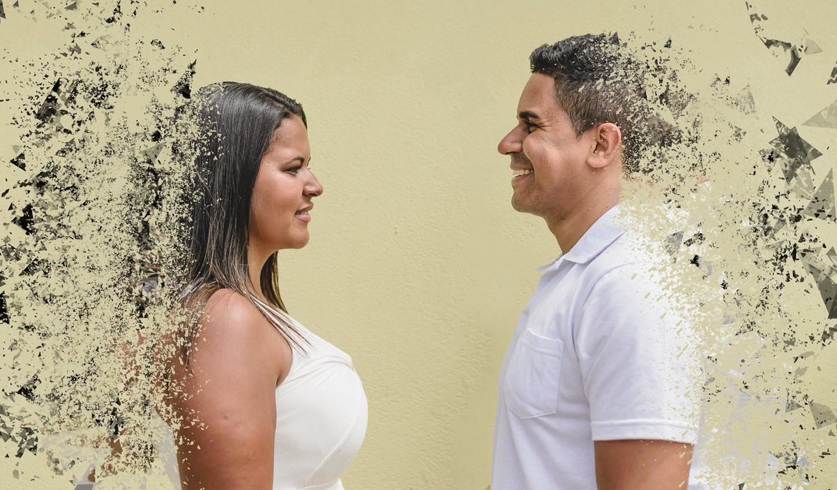 Foto criativa dos noivos um de frente pro outro sorrindo com efeito de moléculas dando forma a eles no ensaio pré wedding - Itanhaém - SP - fotografia Cia P&B Produções