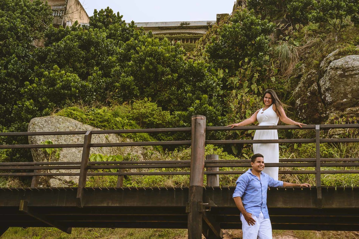 Foto dos Noivos na ponte sorrindo no ensaio pré wedding - Itanhaém - SP - fotografia Cia P&B Produções
