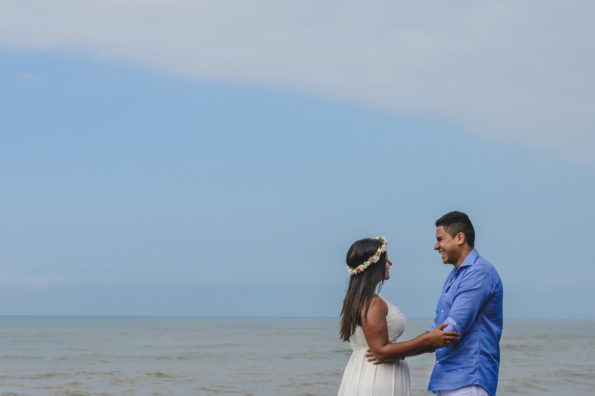 Foto dos Noivos sorrindo com o céu azul de fundo no ensaio pré wedding - Itanhaém - SP - fotografia Cia P&B Produções