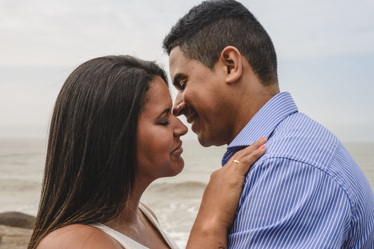 Foto dos noivos com o rosto colado e sorrindo no ensaio pré wedding - Itanhaém - SP - fotografia Cia P&B Produções